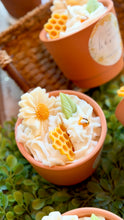 Load image into Gallery viewer, ✨DAISY AND HONEY ✨CANDLES✨
